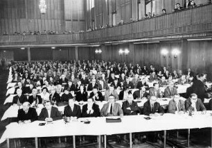 Der 4. Ordentliche Gewerkschaftstag der Gewerkschaft Nahrung-Genussmittel-Gaststätten (NGG) 1962 in Essen. Die Delegierten hörem einem Referat zu