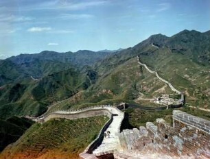 Chinesische Mauer mit Touristen in einer Berglandschaft