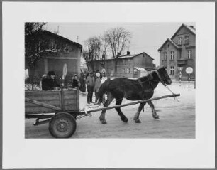 Straßenszene mit Pferdewagen im Winter, Polen