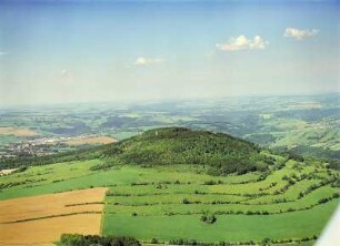 Pöhlberg (813 m) mit Steinrückenlandschaft und Pöhlberg-Siedlung (links)