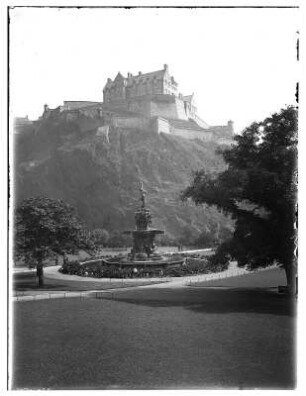 Edinburgh (Schottland). Castle Rock mit Edinburgh Castle. Blick über Princes Street Gardens mit Ross Fountain