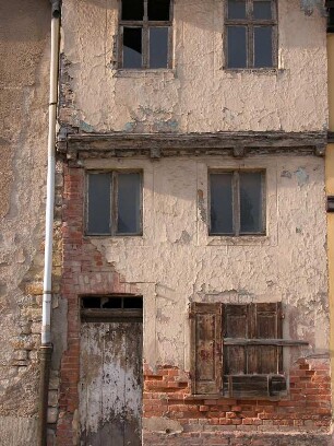 Aschersleben - Bauruine im Zentrum : Dieses Gebäude ist nicht die einzige Bauruine in der Innenstadt, Häuser in ganzen Straßenzügen sind vom Verfall bedroht. Aufgenommen am 30. Mai 2004 in Aschersleben