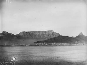 Tafelberg und Hafen : Blick auf Kapstadt mit Tafelberg im Hintergrund