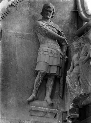 Mittleres Westportal — südliches Gewände — Scherge