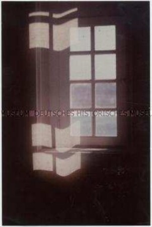 Gitterfenster mit Schatten (Altersgruppe 18-21)