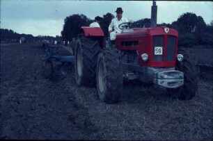 Fotografie: Allradtraktor, Wendende Bodenbearbeitung