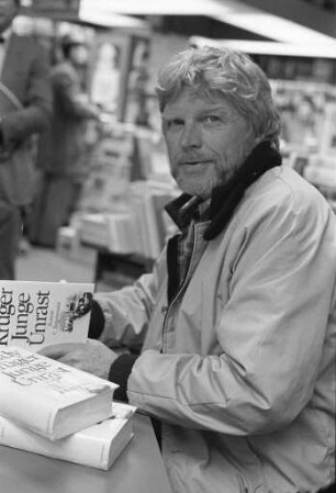 Signierstunde des Schauspielers Hardy Krüger für sein Buch "Junge Unrast" in der Buchhandlung Mächtlinger in Durlach
