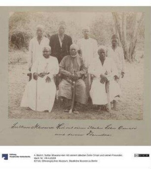 Sultan Mbwana Heri mit seinem ältesten Sohn Omari und seinen Freunden