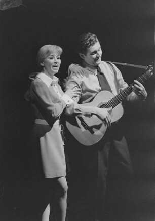 Szenenbilder aus "Karambolage", Operette von Conny Odd (Carlernst Ortwein) mit Libretto von Maurycy Janowski. Metropol-Theater Berlin, 02.04.1971