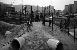 Freiburg, Weingarten: Kinderspielplatz mit Schuttberg, Stangen und Röhren