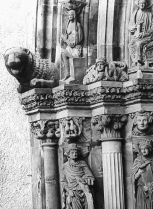 Freiberg (Sachsen), St. Marien, Goldene Pforte, oberer Teil des linken Gewändes mit Ansatz der Archivolte