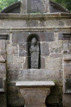 Frankreich. Bretagne. Finistere. Gouesnou. Renaissance Brunnen mit Statue des Heiligen Gouesnou