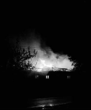 Brand: Reetdachhaus von Richard Kraske: lodernde Flammen in der Nacht