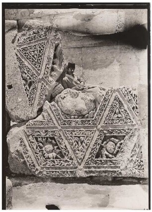 Fragmente der Decke des Peristyls, Baalbek: Detail mit Einheimischem
