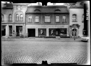 Bernau, Ernst-Thälmann-Straße (Bürgermeisterstraße) 10. Wohnhaus mit Laden (Schuhhaus Kuschel). Straßenfront