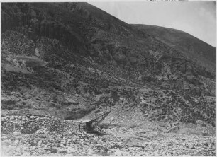 Goldbergbau Chuquiaguillo: Kran sowie Moränen mit geologischen Orgeln