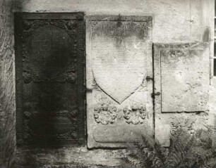 Drei Grabplatten : Drei Grabplatten. Sandstein (1501/1600). Dorfchemnitz, Friedhof