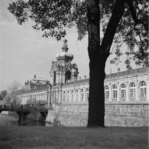 Dresden-Altstadt. Zwinger (1709-1728; M. D. Pöppelmann, B. Permoser). Langgalerie mit Kronentor (1714-1715)