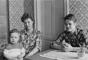 Familie W. in ihrer Wohnung