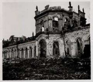 Kassel, Bombentrichter vor der zerstörten Orangerie