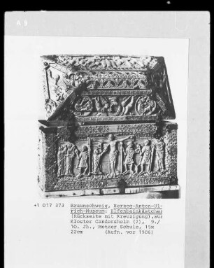 Elfenbeinkästchen, Langseite: Kreuzigung Christi