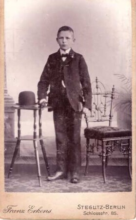 Foto älterer Junge im Anzug im Fotoatelier