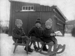 Kinder mit Schlitten : re.: Werner K. - Enkel von Hermann Krauße