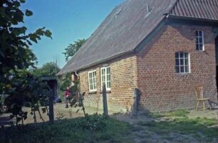 Viehkaten: Bauernhaus: Giebelseite Wirtschaftstrakt [angeschnitten]: Traufseite