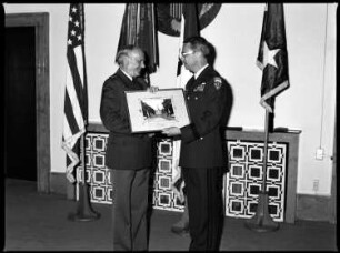 S/w-Fotografie: Auszeichnung eines Berliner Polizeibeamten durch US-Stadtkommandant Major General John H. Mitchell in den Lucius D. Clay Headquarters in Berlin-Dahlem