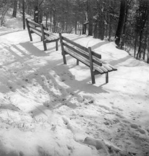 Winterbilder. Zwei Bänke im Schnee