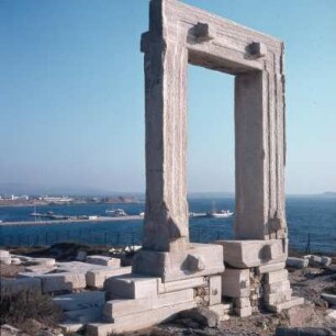 Naxos, Sto Palati, Portariá, Inselchen Sto Palati. Die Portariá, Marmorportal eines unvollendeten archaischen Tempels. Ende 6. Jh. v. Chr.