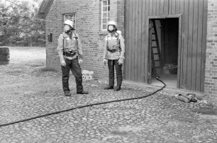Feuerwehr: Feuerwehrleute üben einen Rettungseinsatz