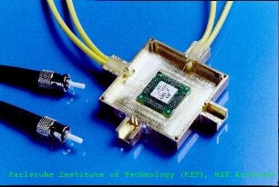 Einbau einer optischen Schaltmatrix des Instituts für Mikrostrukturtechnik (IMT) in ein Gehäuse mit diversen Anschlüssen