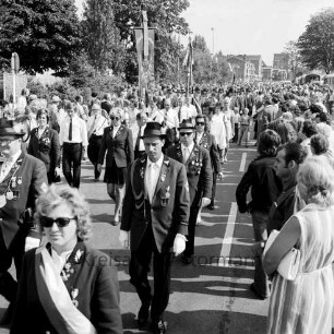 Schützen- und Volksfest: Veranstalter Heimatring und Ahrensburger Schützengilde: Umzug: Schützenvereine marschieren durch die Innenstadt: Zuschauer am Straßenrand, 26. August 1973