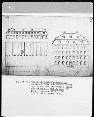 vierstöckiges Wohnhaus? auf einem abfallenden Gelände