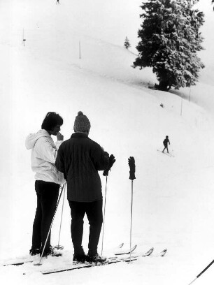 Deutschland. Im Wintersportgebiet Grainau am Fuße der Zugspitze. Rast am Skihang.