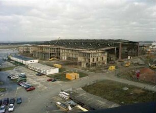 Dresden-Klotzsche, Flughafenstraße. Flughafen Dresden. Technikhalle (1998/2000) im Rohbau. Ansicht vom Dach des IMA Dresden