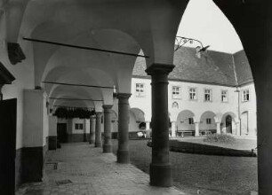 Landsberg am Lech, Jesuitenkloster Heilig Kreuz : Landsberg am Lech. Jesuitenkloster Heilig Kreuz. Blick in den Arkadenhof