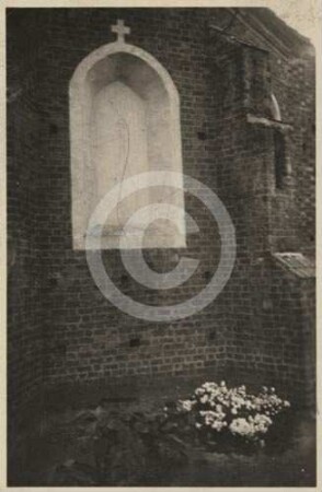 Fensternische an der katholischen Kirche Liebenau von O