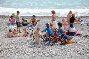 Nizza - Kieselstrand : Familien am Opera-Strand, Zentrum von Nizza. 2006