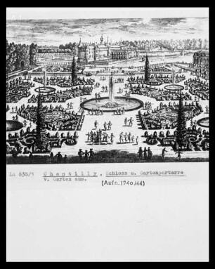 Chantilly, Schloss und Gartenparterre vom Garten aus