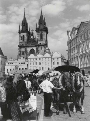 Der Altstädter Ring mit Teynkirche und Fiakern