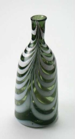 Flasche mit Wellenmuster