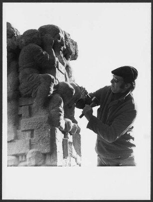 Wieland Förster : Portrait des Bildhauers Wieland Förster, arbeitend an seiner Stele für Karl-Marx-Stadt (heute Chemnitz)