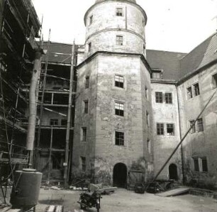 Annaburg. Schloß Annaburg. Hauptschloß (Hinterschloß, 1572/73-1578; C. Tendler). Innenhof. Ostflügel. Turm mit Wendelampe (1585)
