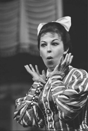 Szenenbilder aus "Monsieur und Madame Denis" und "Salon Pitzelberger", Buffo-Opern von Jacques Offenbach. Staatsoper Berlin im Apollo-Saal, Erstaufführung am 19.10.1963