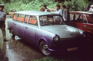 Zur Strechlimusine umgebauter Trabant mit Aufschrift "Wissenschaft und Show"