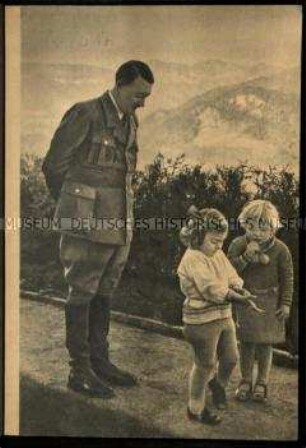 Russische Propagandaschrift mit einer Bildersammlung zu Adolf Hitler als Kinderfreund