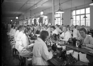 Roßwein, Bahndammstraße 9. Firma Karl Spranger - Maßkorsettfabrik. Produktionssaal. Näherinnen an Nähmaschinen