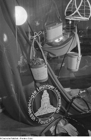 Produkte des VEB Vereinigte Leipziger Lederwaren Taucha auf der Leipziger Herbstmesse 1954